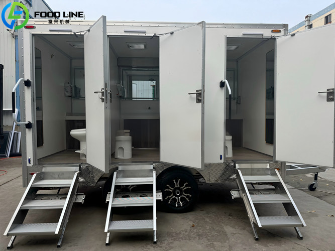 spacious 3 stall mobile toilet trailer for construction sites