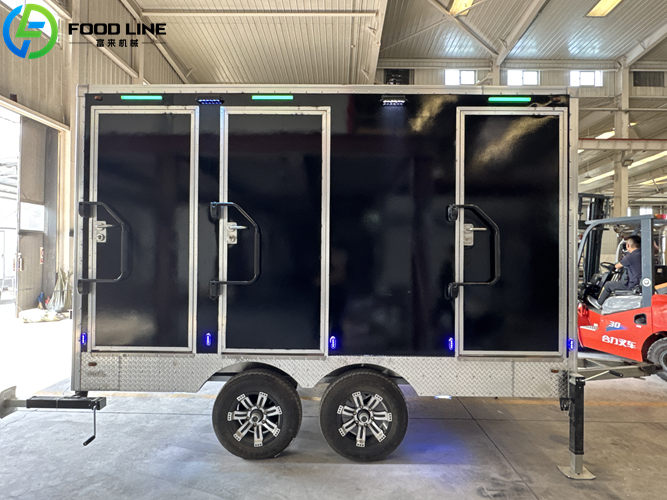 trailer mounted mobile toilet with 3 separate stalls